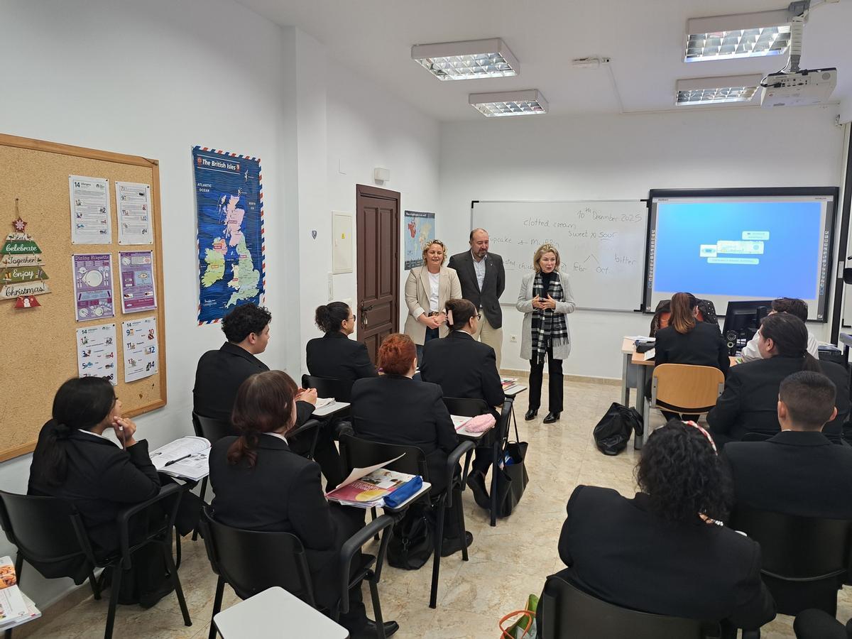 Veintinco alumnos cursan en La Fonda de Benalmádena estudio de cocina y otros 25, de sala.