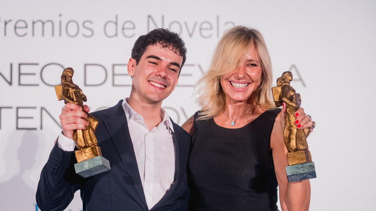 La periodista y escritora Marta Robles ha ganado este jueves la LVIII edición del Premio de Novela Ateneo de Sevilla, en la foto, junto al ganador del premio de novela Ateneo Joven, Elías Cruz Cárdenas.