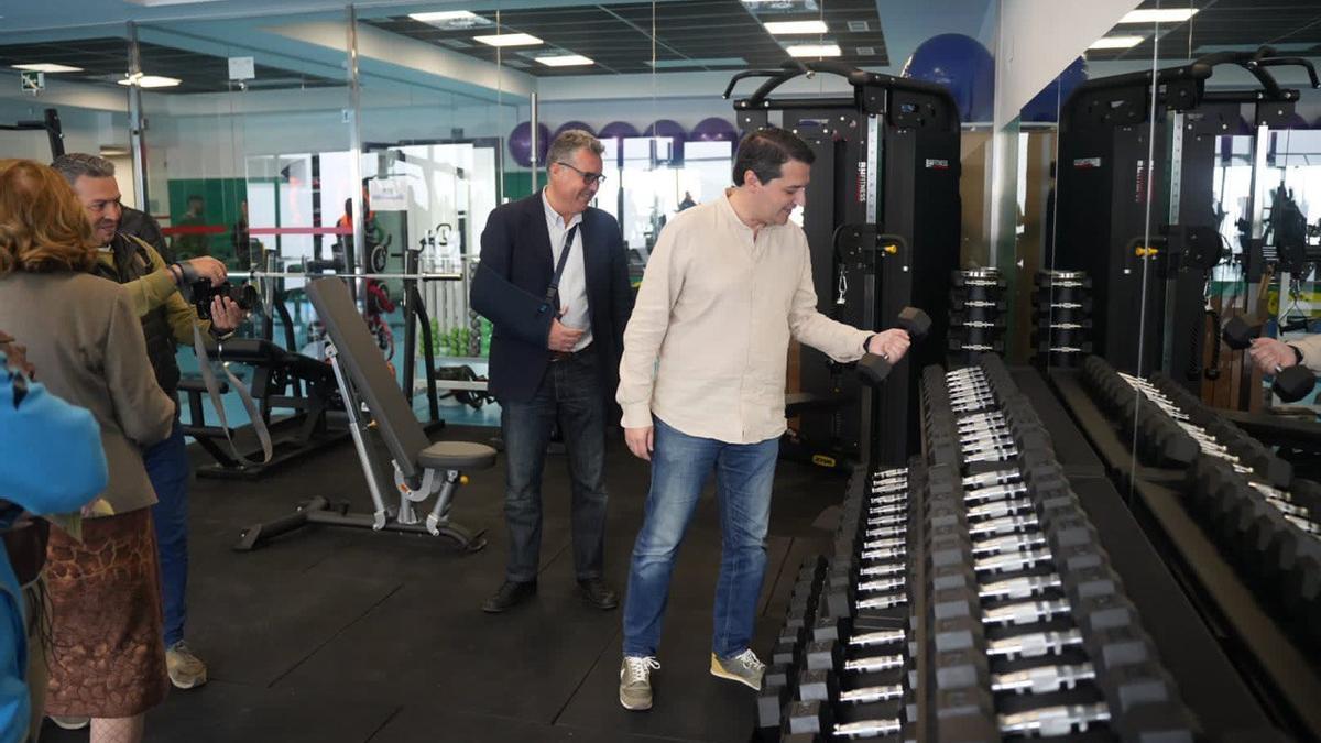 El alcalde, José María Bellido, y el concejal de Deportes, Manuel Torrejimeno, han visitado hoy las nuevas instalaciones del Imdeco en Alcolea.