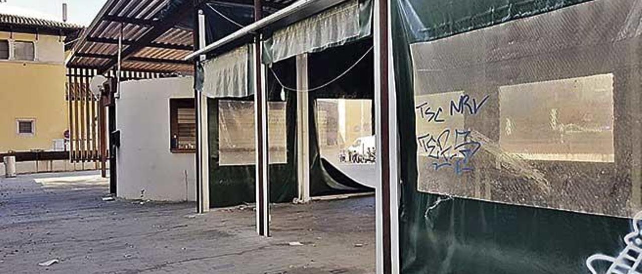 El bar chiringuito de la plaza del Comtat del Rosselló, cerrado y abandonado desde hace dos meses.