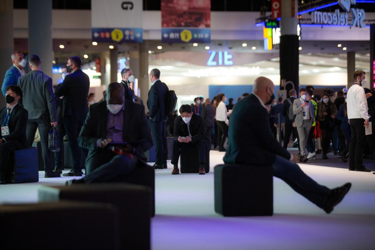 Varias personas en la inauguración del Mobile World Congress 2022, en Gran Via de Fira de Barcelona, a 28 de febrero de 2022, en L'Hospitalet de Llobregat, Barcelona, Catalunya (España).