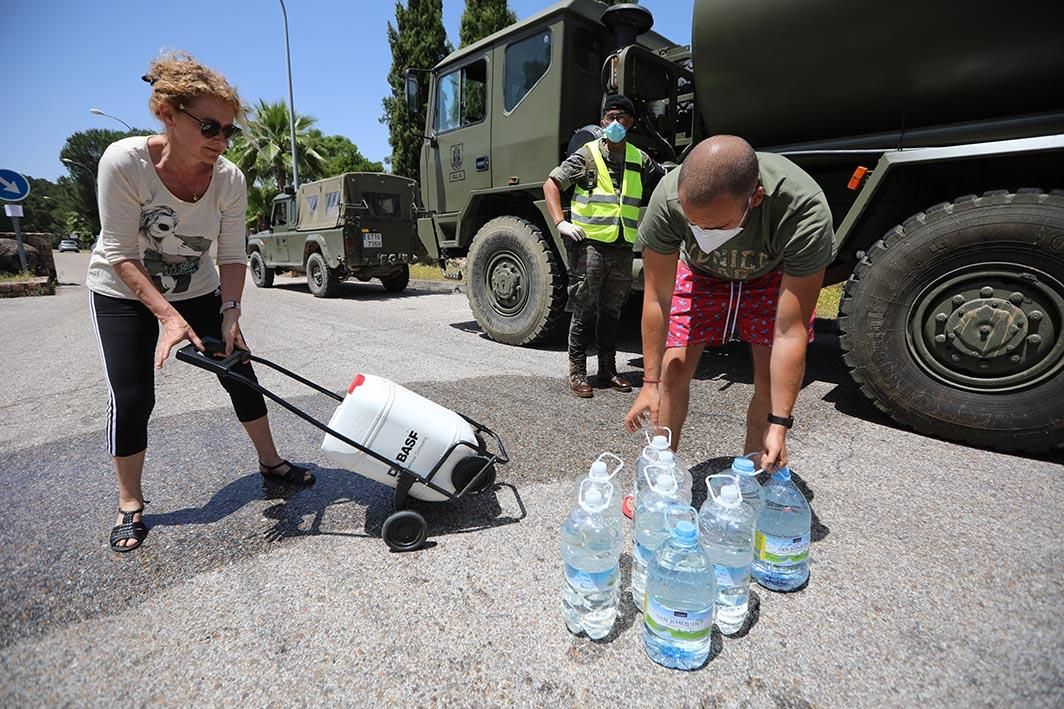 El Ejército y Emacsa reparten agua potable en la urbanización de Las Jaras