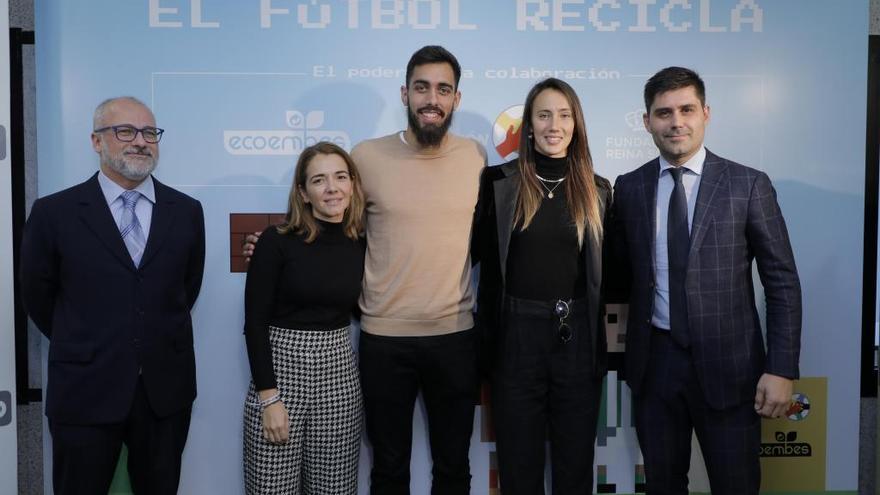 José Luis Nogueira, Nieves Rey, Borja Iglesias, Virginia Torrecilla y David Aganzo, tras la firma del acuerdo para la campaña &#039;El fútbol recicla&#039;.