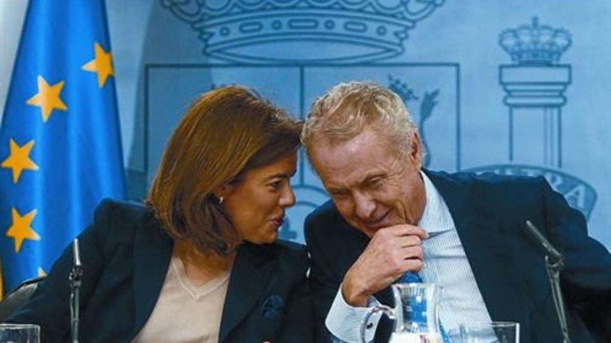 La vicepresidenta, Soraya Sáenz de Santamaría, y el ministro de Defensa, Pedro Morenés, ayer en la Moncloa.