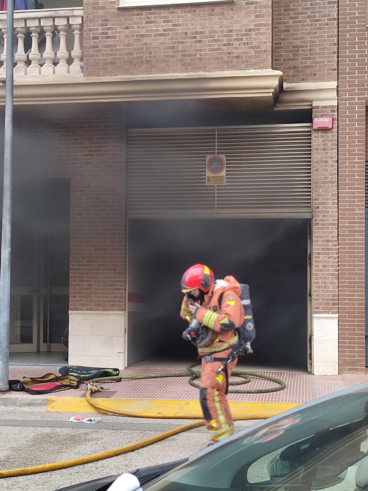 Un bombero frente al lugar del siniestro.