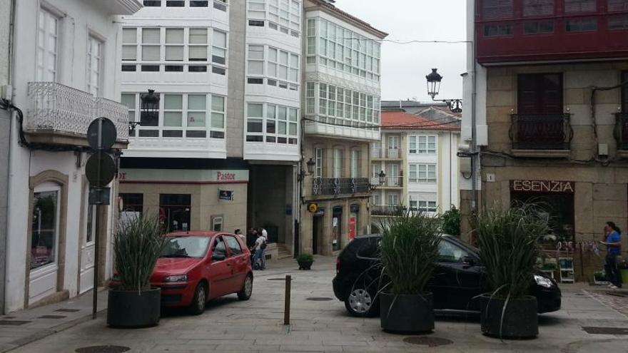 Coches mal estacionados en el casco histórico de Betanzos.