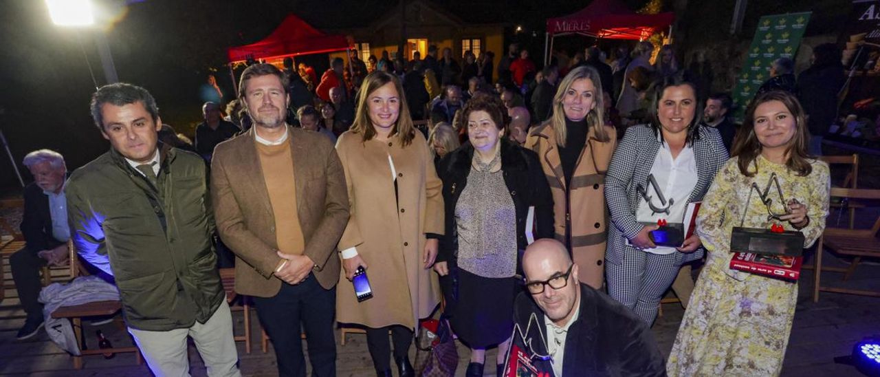 Por la izquierda, Gustavo Pañeda (Hunosa) Javier Nieva (Caja Rural), Begoña López, directora general de Agroalimentación; Engracia Linde, Alberto Fernández, (agachado), Graciela Blanco, Graciela Valle y Olaya Romano..