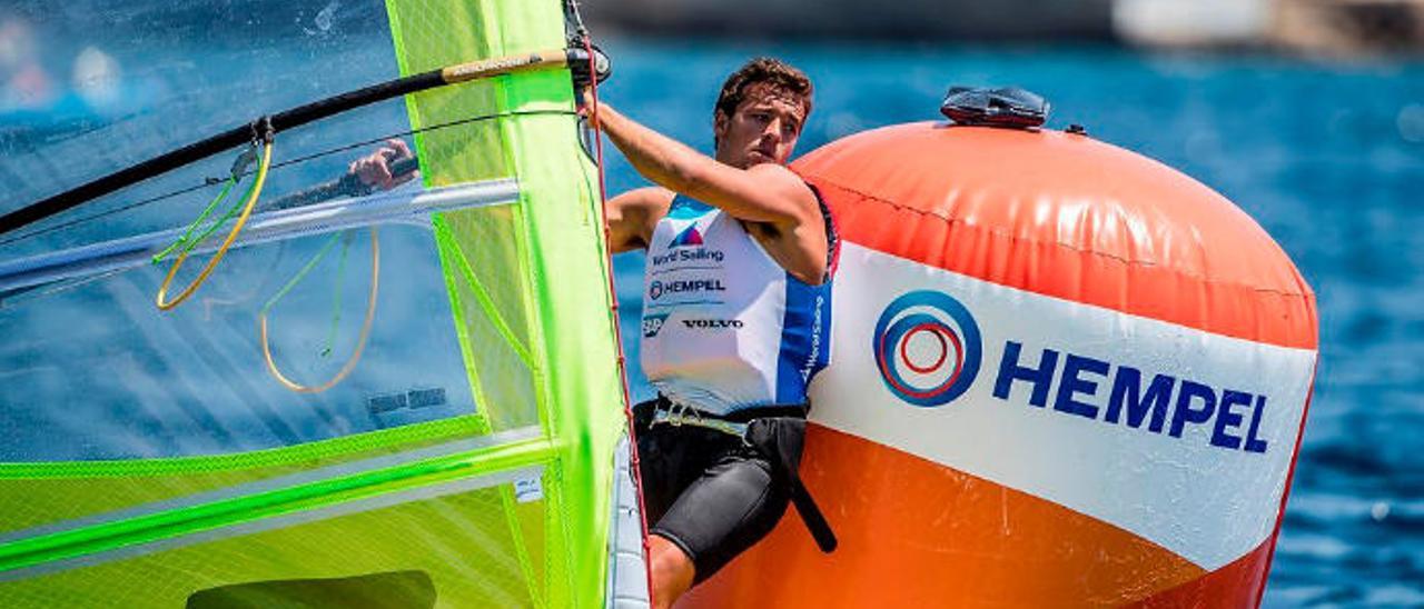 Ángel Granda, en una de las regatas de la clase RS:X durante la final de la Copa del Mundo, en Marsella.