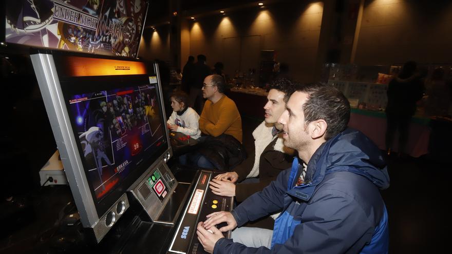 Mayores y pequeños disfrutan del 'Retrogamer'