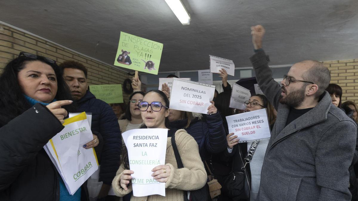 Protesta de trabajadores del centro social Santa Faz de Alicante.