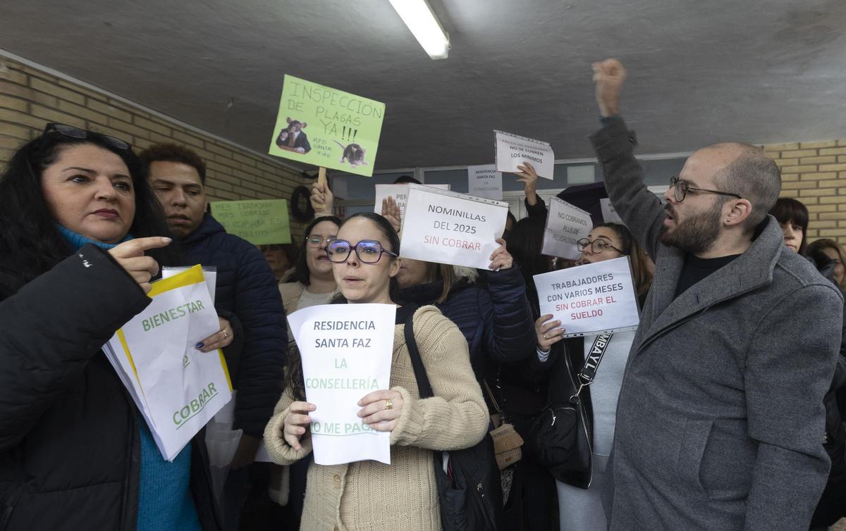 Protesta de trabajadores del centro social Santa Faz de Alicante