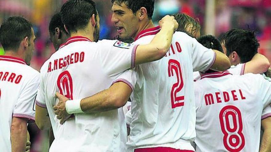 Fazio felicita a Álvaro Negredo, autor del cuarto gol del Sevilla. // Efe