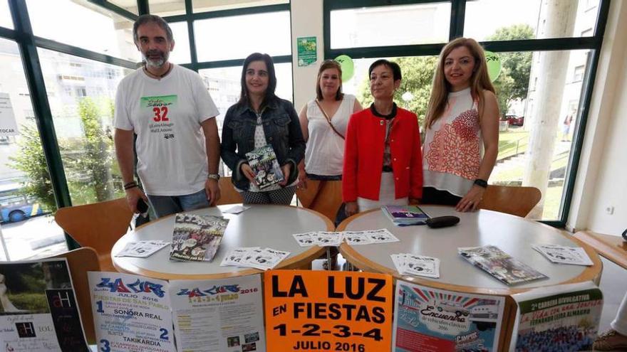 Por la izquierda, Manolo Miranda, Yolanda Alonso, Nieves Peña, Carmen Martínez y Susana Alfageme, ayer, en la biblioteca de La Luz.