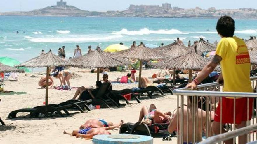 Un socorrista vigila la costa, en una imagen de archivo del Mar Menor.