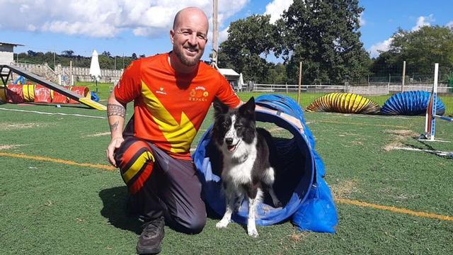 Alejandro Salas, con su perra «Bliss», en el club Evo Dog, en La Belga, Siero. | L. P.