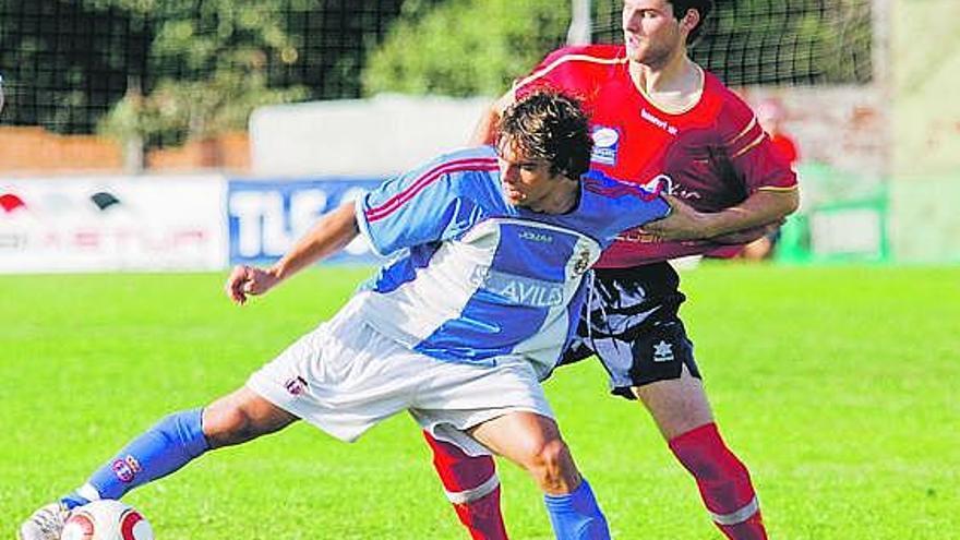 Dani protege el balón ante el acoso de Pelayo.