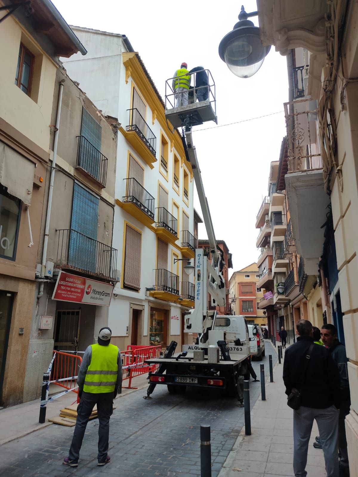 Revisan el estado del tejado de una casa abandonada en el casco antiguo de Xàtiva