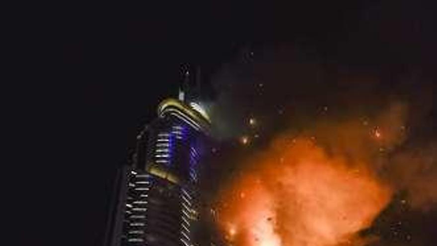 En llamas un rascacielos que alberga un hotel de lujo en Dubái