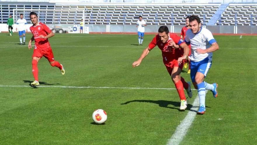 El marbellí Borja Arambarri conduce el esférico ante la presión de un jugador del Maracena.