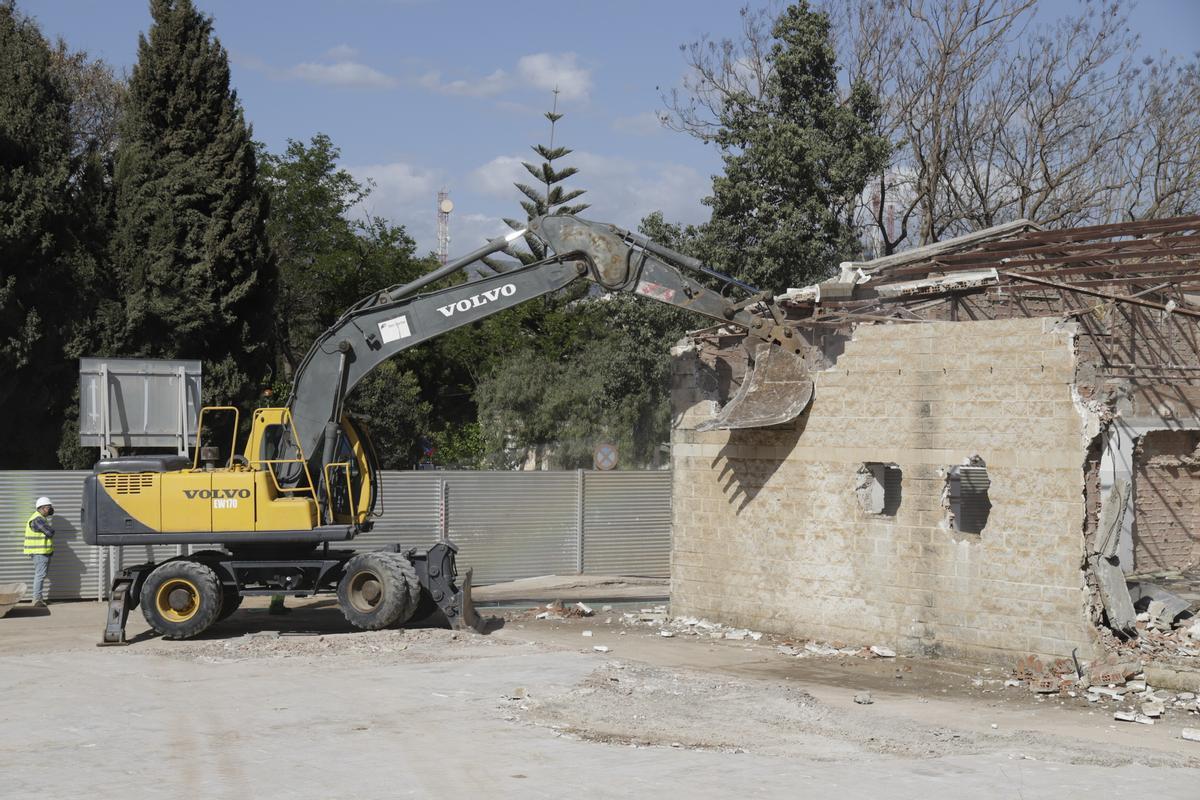 La excavadora empujando el muro de uno de los casetones.