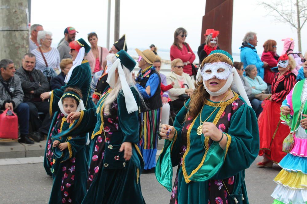 Roses viu un carnaval pletòric de gent i bon temps