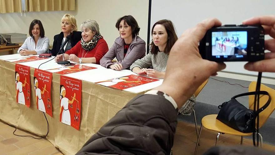 Por la izquierda, Berta Suárez, Blanca Pantiga, Pili Ruiz, Cintia Ordóñez y Cristina Remesal, ayer, en El Campu.