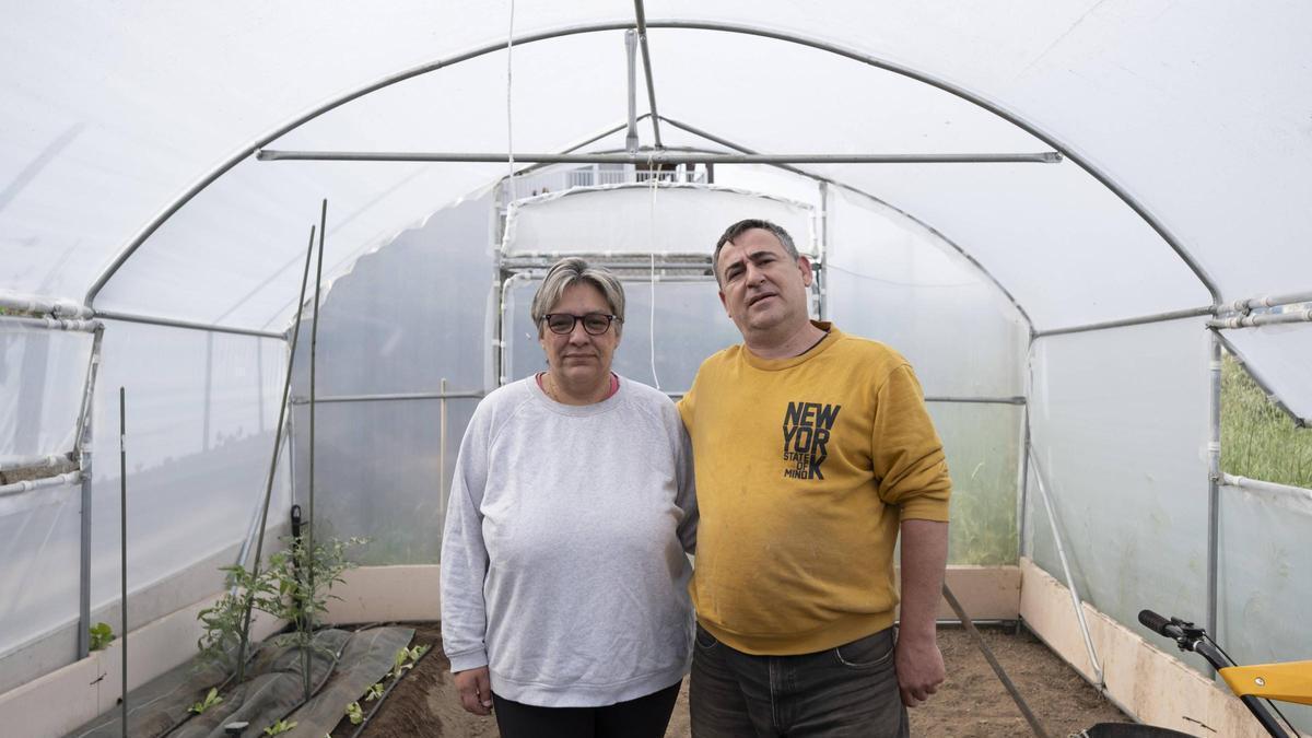 Olga y Daniel elaboran en su casa de A Lonia mermelada casera con producto de kilómetro 0