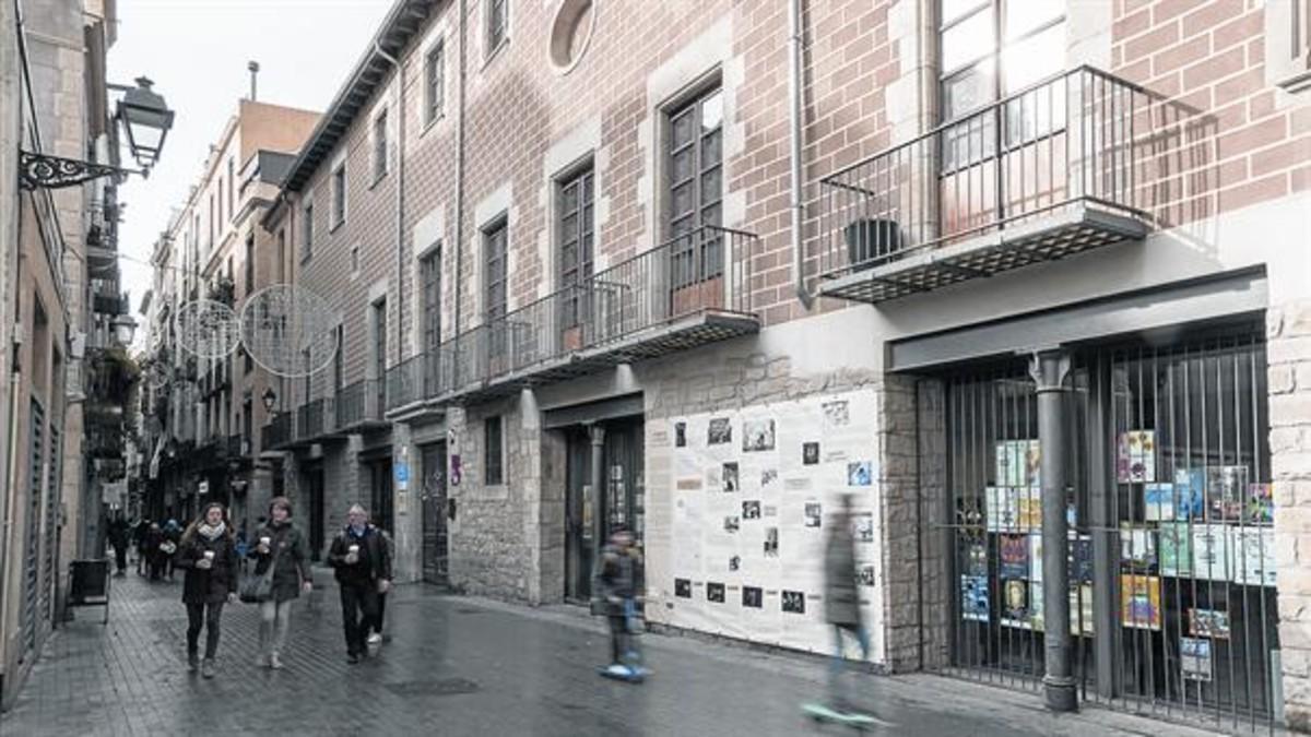 Fachada del Palau Alòs, un edificio al servicio del barrio de Sant Pere, Santa Caterina i la Ribera, hace unos días.