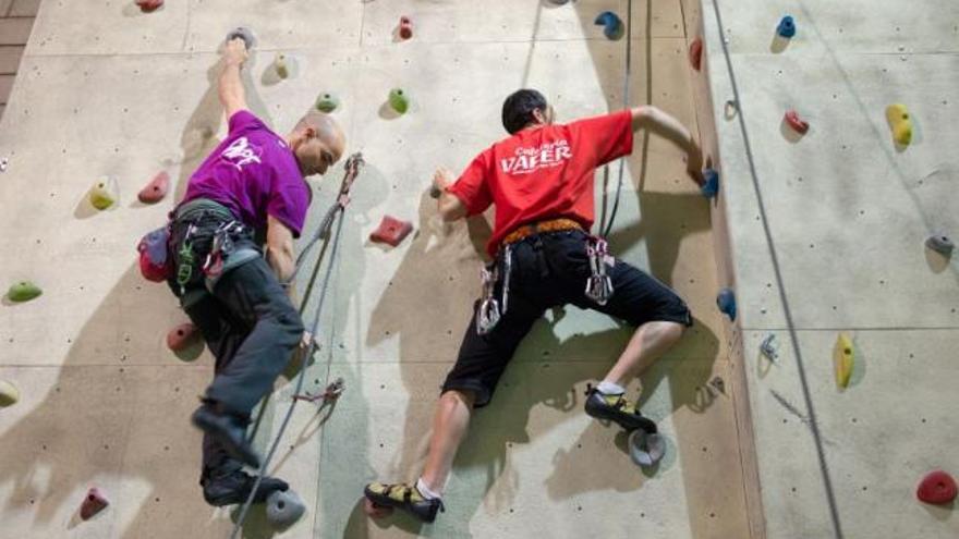 Miembros del Club Montañero Benaventano practican escalada deportiva.