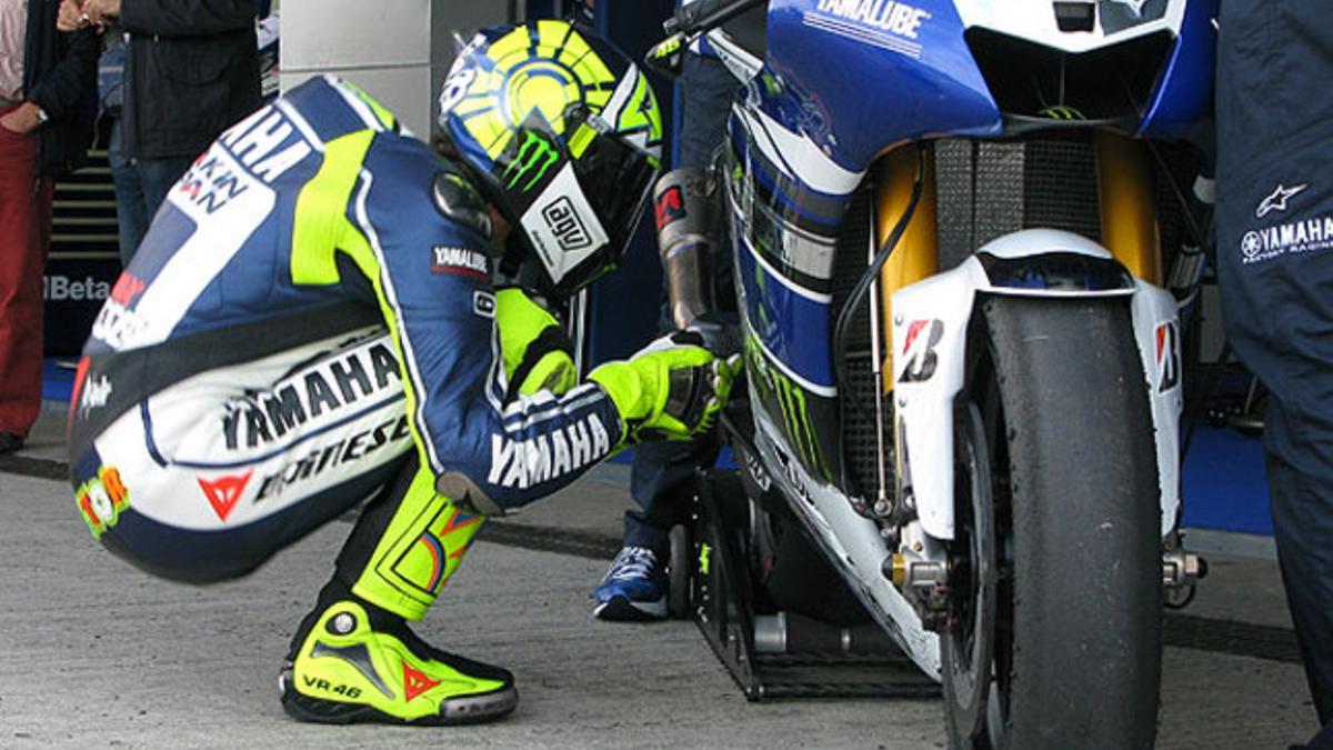 Valentino Rossi revisa su moto, este domingo, en Jerez