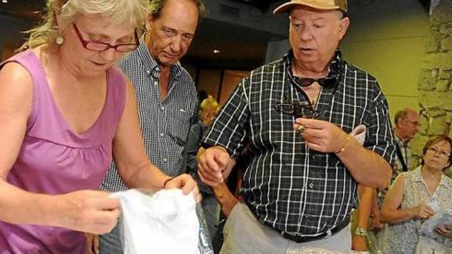 La venda de samarretes al nou local d&#039;Òmnium Bages, ahir