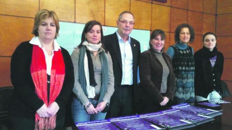 El alcalde de Mieres, con las concejales de mujer de la Montaña Central.