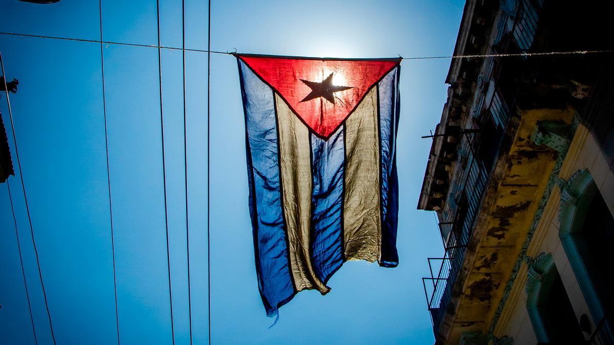 Bandera cubana colgada en las calles de La Habana.