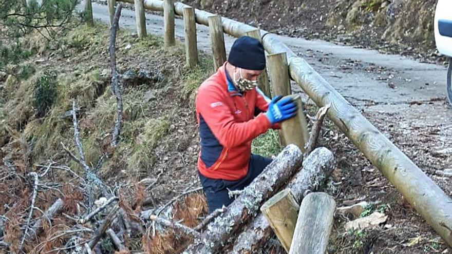 El parc del Cadí-Moixeró renova la barana de la pista que porta a Prat d&#039;Aguiló