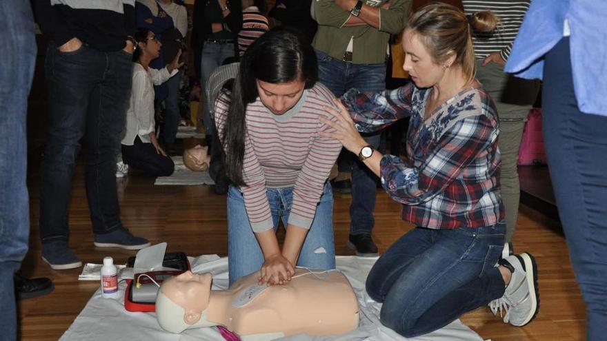 Medicina Intensiva enseña a escolares y universitarios las maniobras de RCP