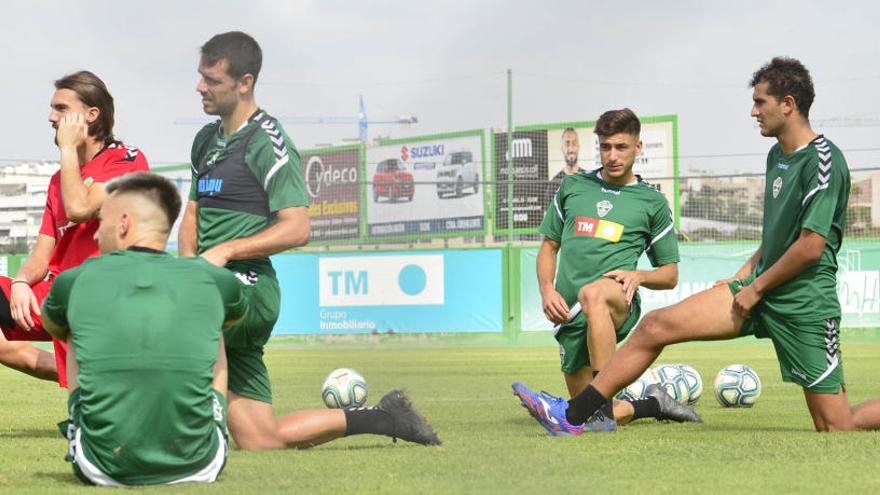 Los jugadores del Elche, durante un entrenamiento en el campo anexo