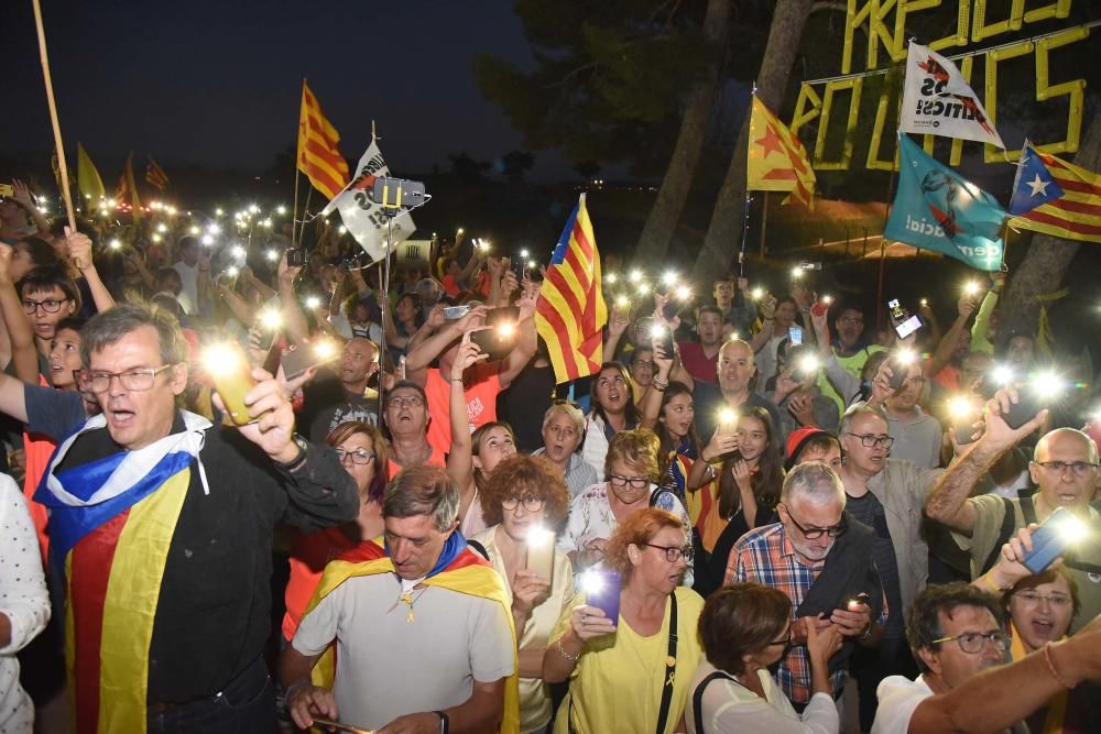 Una multitud omple Lledoners com mai en la vigília de 1-O