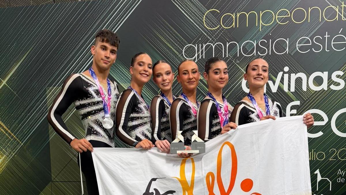 El conjunto Senior Mixto del Rítmica Compostela celebra el subcampeonato de España cosechado en Huesca.