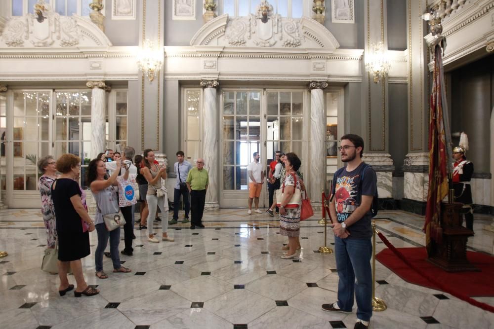 Visita a la Real Senyera en el Ayuntamiento