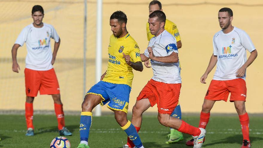 Jonathan Viera golpea el esférico, acosado por Jordi. Detrás, Dani Castellano, ayer, en Tunte.