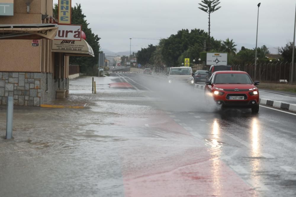 La lluvia ha anegado la carretera de Santa Pola