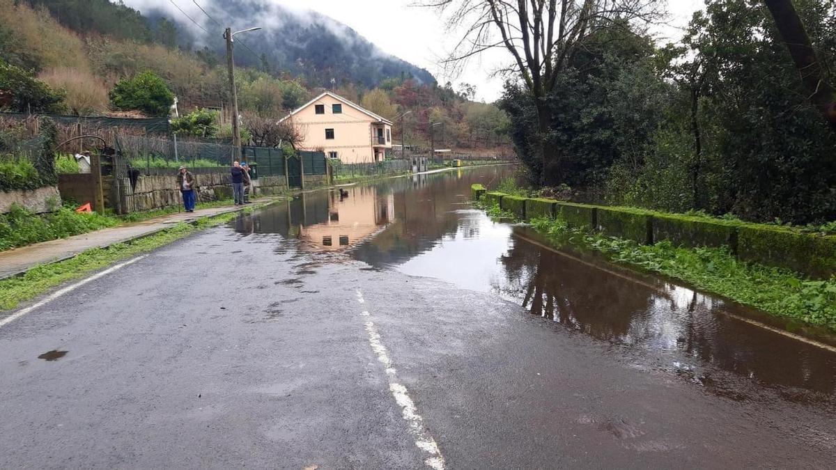 El río Avia cubre la carretera de Arnoia, en Ribadavia.