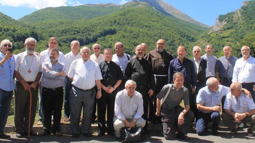 Foto de familia de los sacerdotes con el obispo.