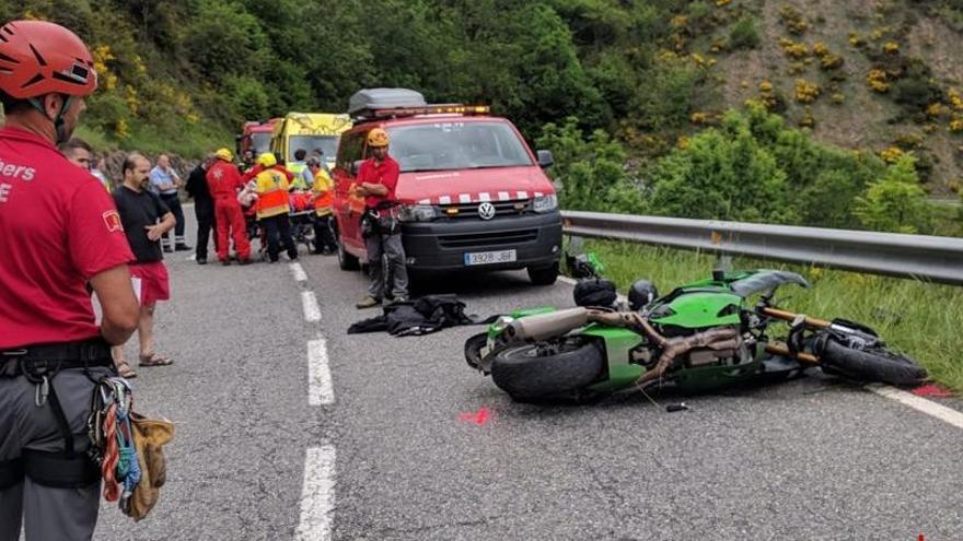 En estat greu un motorista després de caure per un desnivell prop de Planoles i quedar penjat d&#039;un arbre