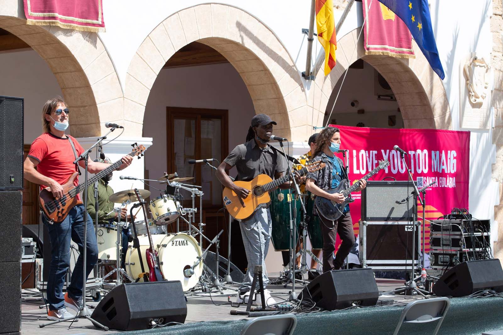 Santa Eulària celebra «un poquito» el ‘Anar a maig’