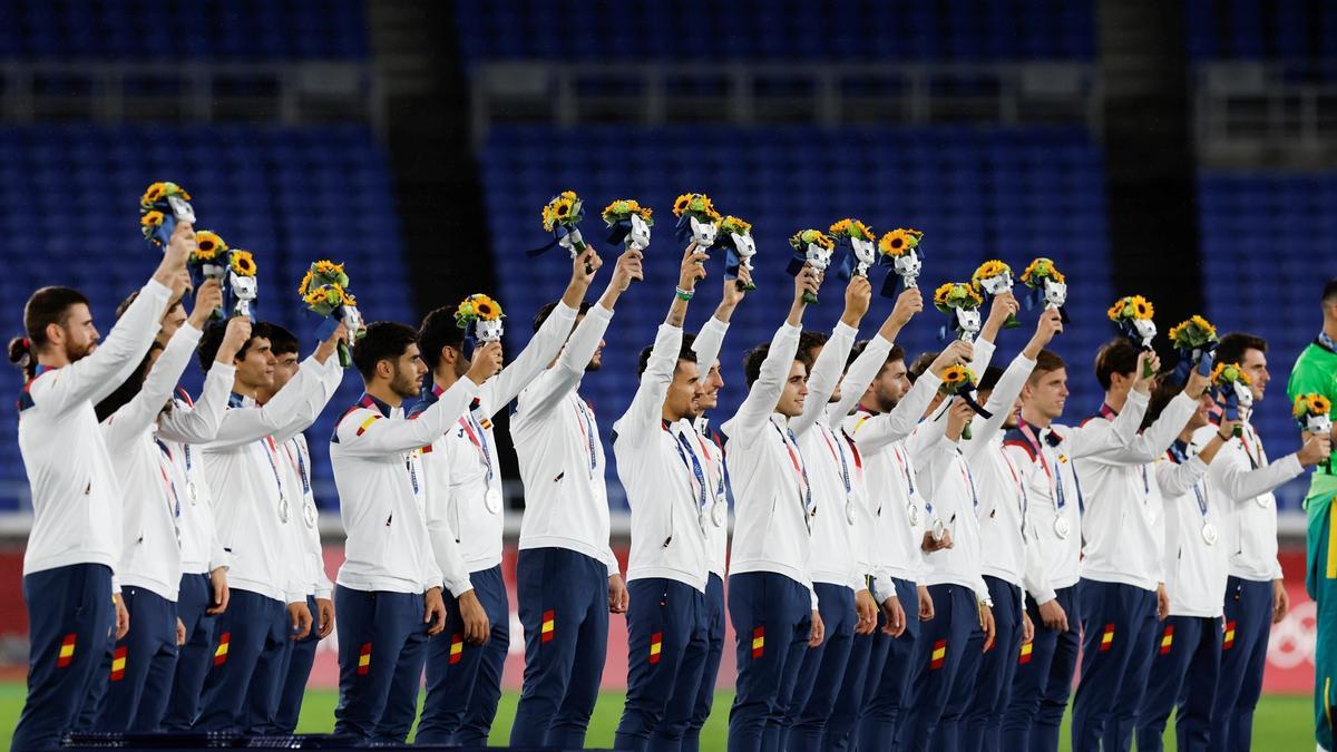 Los futbolistas de España reciben la plata con la cabeza alta