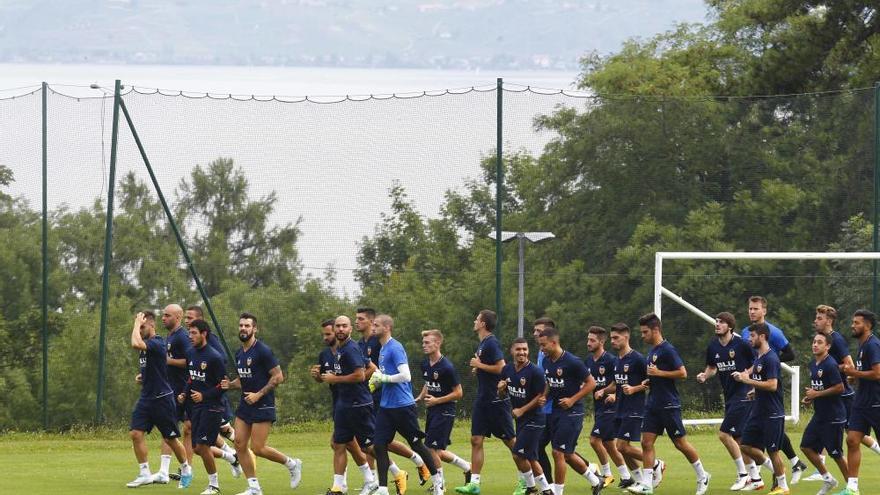 El Valencia CF entrena bajo la mirada de Alemany y Murthy