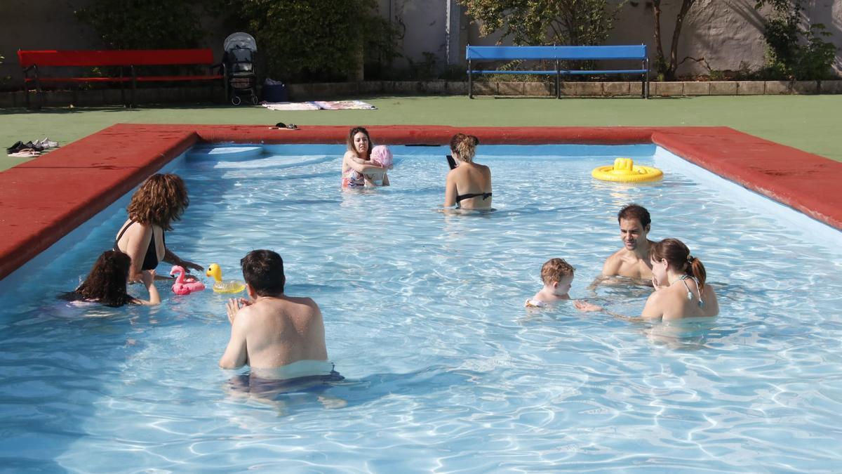 La piscina infantil ha sido la más concurrida en las primeras horas de la mañana.