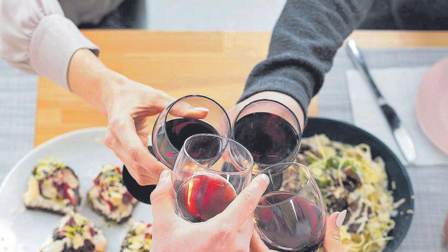 ¿Es saludable beber una copita de vino al día?