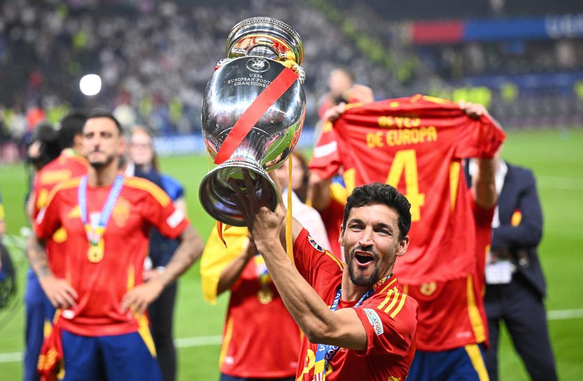 El lateral español Jesús Navas levantando el trofeo de la Eurocopa 2024.